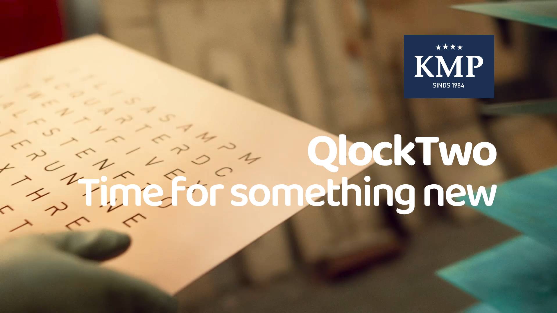 QlockTwo woordklokken in 19 talen met een herkenbaar strak design